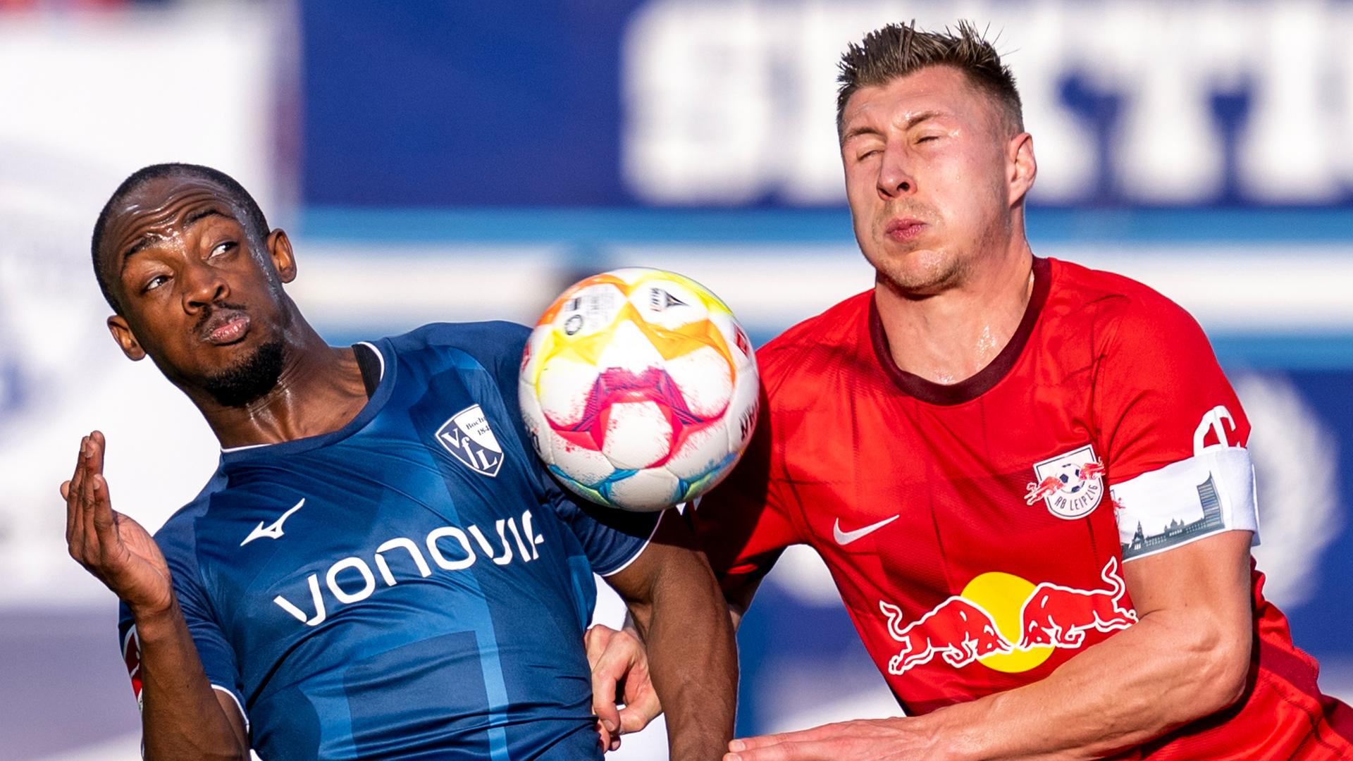 Bochums Christopher Antwi-Adjei (l) und Leipzigs Willi Orban kämpfen um den Ball.