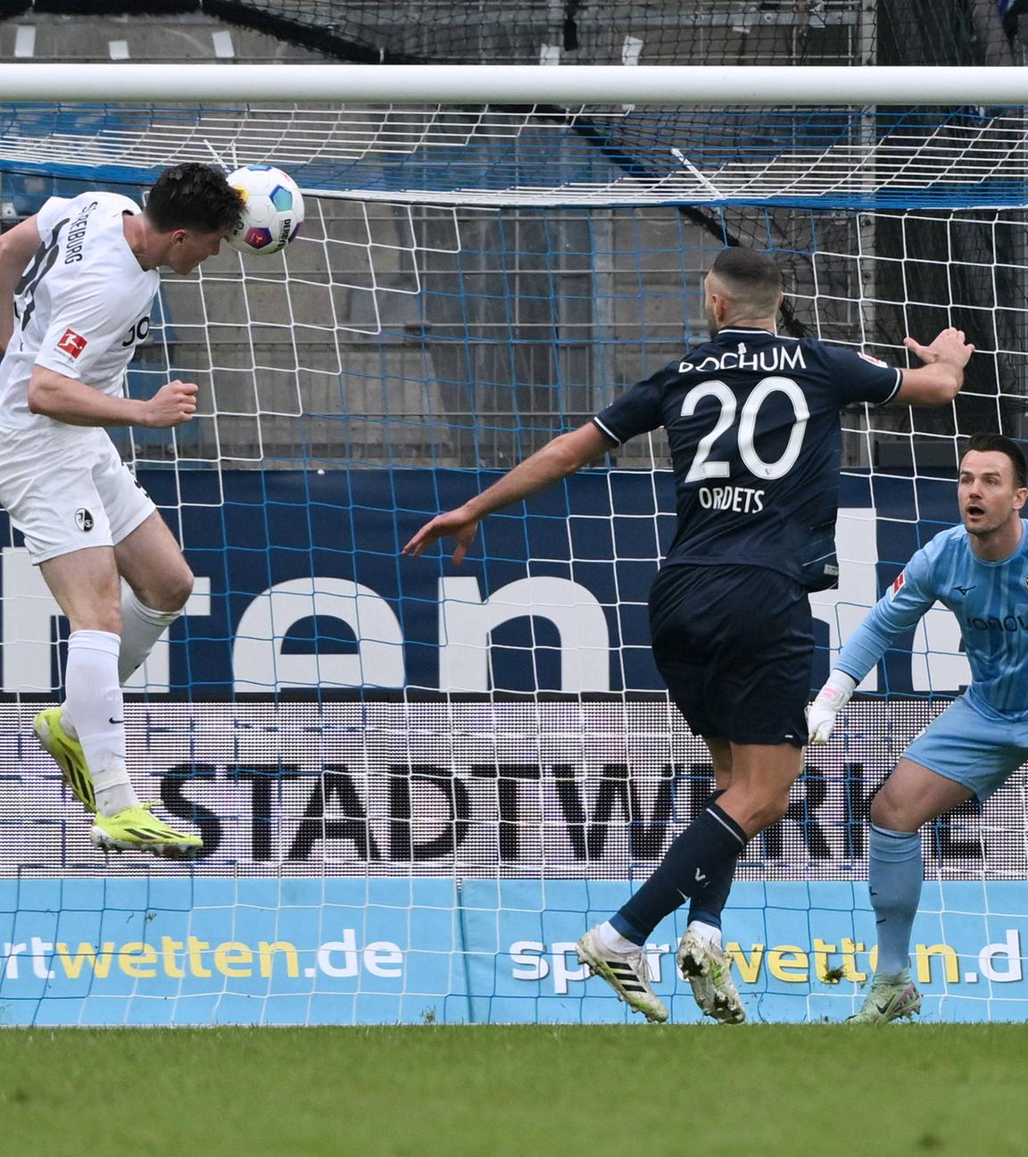 Michael Gregoritsch (SC Freiburg), li., erzielt mit diesem Kopfball das Tor zum 0:2.