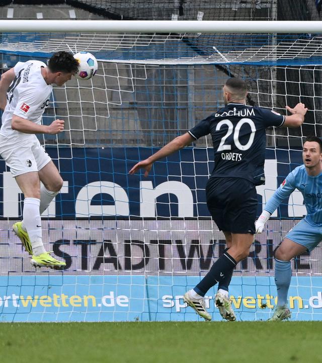 Michael Gregoritsch (SC Freiburg), li., erzielt mit diesem Kopfball das Tor zum 0:2.