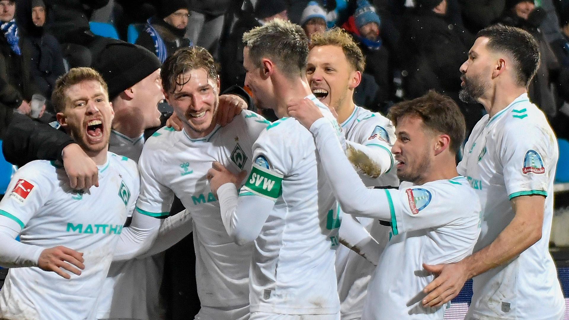 Niklas Stark ( 4, Werder Bremen) erzielt das Tor zum 1:1 und jubelt mit der Mannschaft.