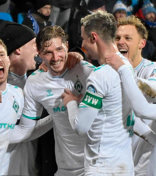 Niklas Stark ( 4, Werder Bremen) erzielt das Tor zum 1:1 und jubelt mit der Mannschaft.