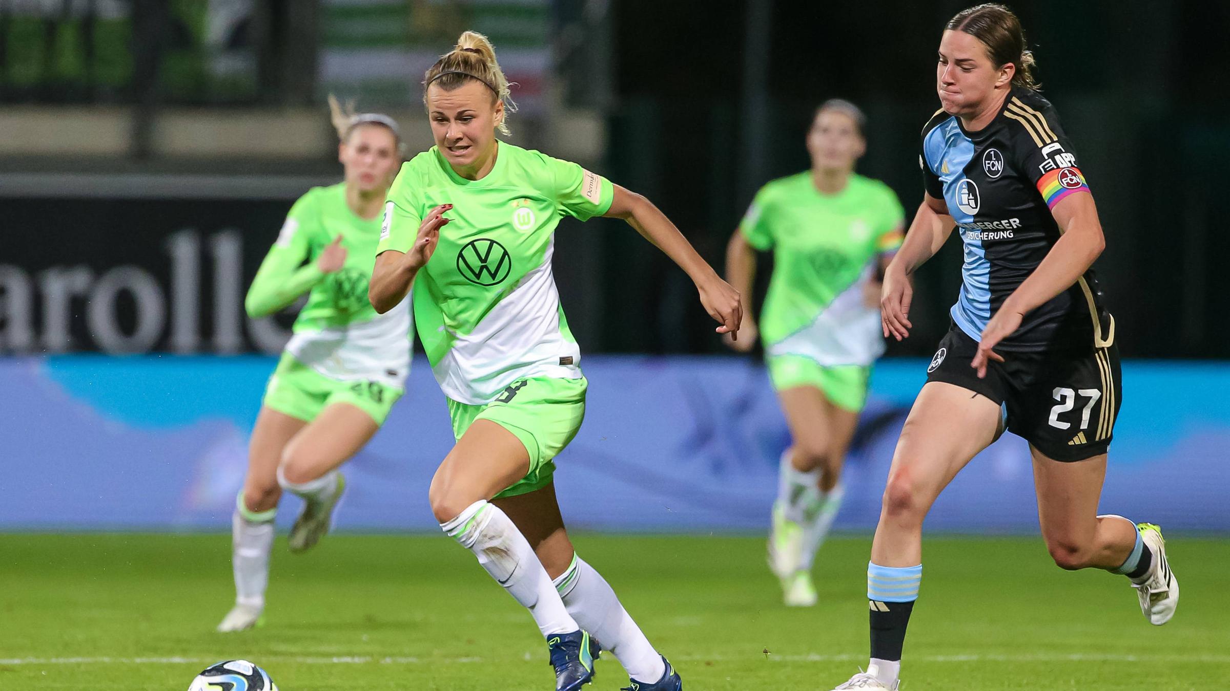 Lena Lattwein (VfL Wolfsburg, 8) und Lara Schmidt (1. FC Nürnberg, 27) im Laufduell