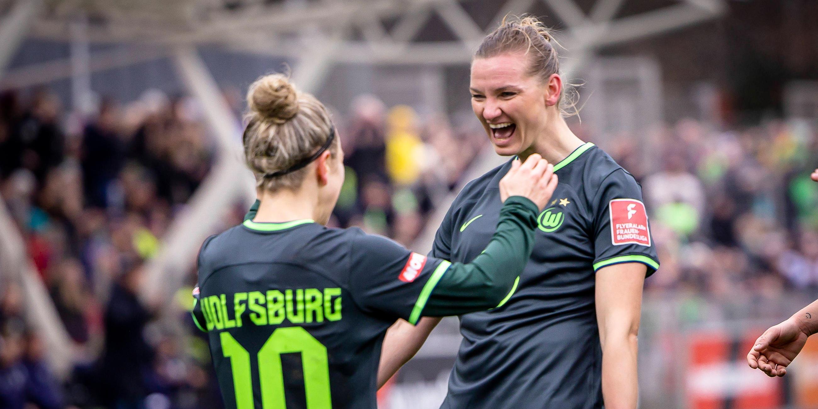 Alexandra Popp (VFL Wolfsburg 11) koepft zum 2:0 fuer den Gast und freut sich mit Svenja Huth (VFL Wolfsburg 10).