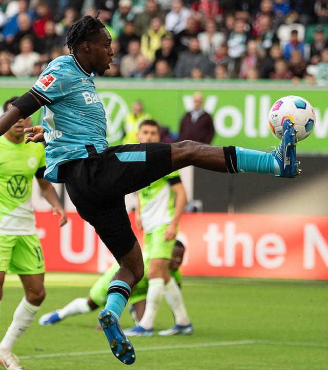 Leverkusens Jeremie Frimpong schießt das Tor zum 0:1.