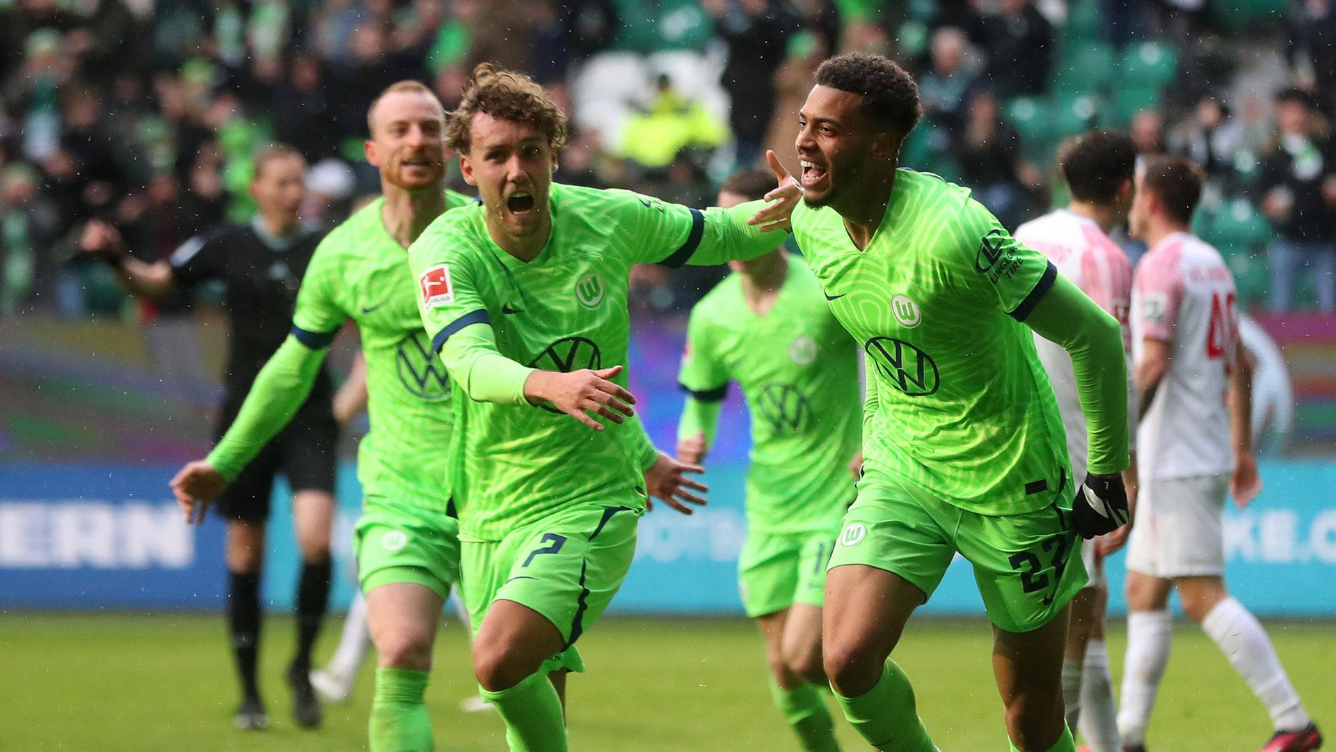 Felix Nmecha (VfL Wolfsburg) jubelt mit Mannschaftskollegen nach seinem Kopfballtor zum 2:2.