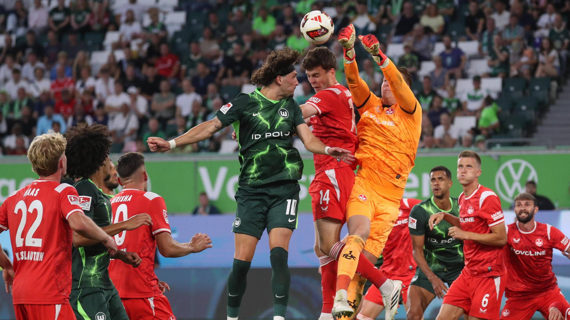 Jacob Rasmussen (Kaiserslautern) und Kamil Grabara (Wolfsburg) kämpfen. 