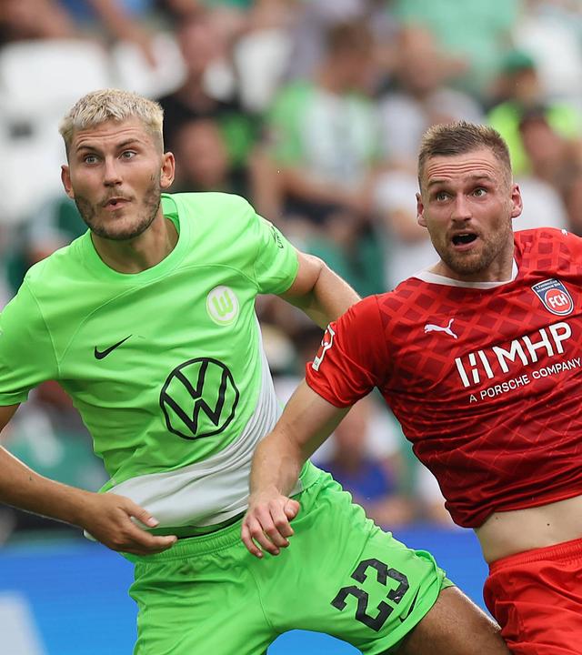 Fussball, Herren, Saison 2023/2024 1.Liga, VfL Wolfsburg gegen 1.FC Heidenheim, 2-0, Jonas Wind (VfL Wolfsburg), Patrick Mainka (FC Heidenheim)