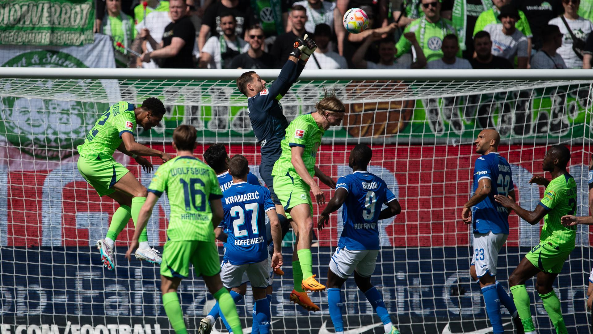 13.05.2023, Niedersachsen, Wolfsburg: Fußball: Bundesliga, VfL Wolfsburg - TSG 1899 Hoffenheim, 32. Spieltag, Volkswagen Arena. Hoffenheims Torwart Oliver Baumann spielt den Ball.
