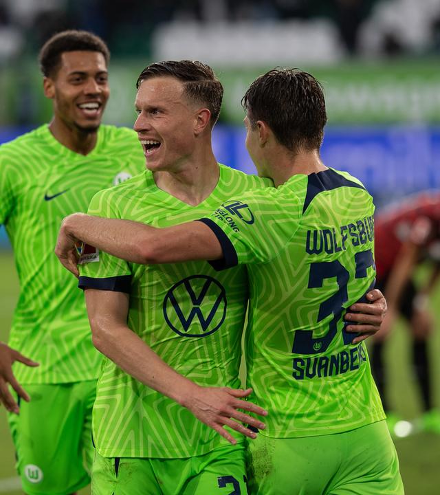 01.10.2022, Niedersachsen, Wolfsburg: Fußball: Bundesliga, VfL Wolfsburg - VfB Stuttgart, 8. Spieltag, Volkswagen Arena. Wolfsburgs Yannick Gerhardt (2.v.r) jubelt nach seinem Tor zum 3:2.