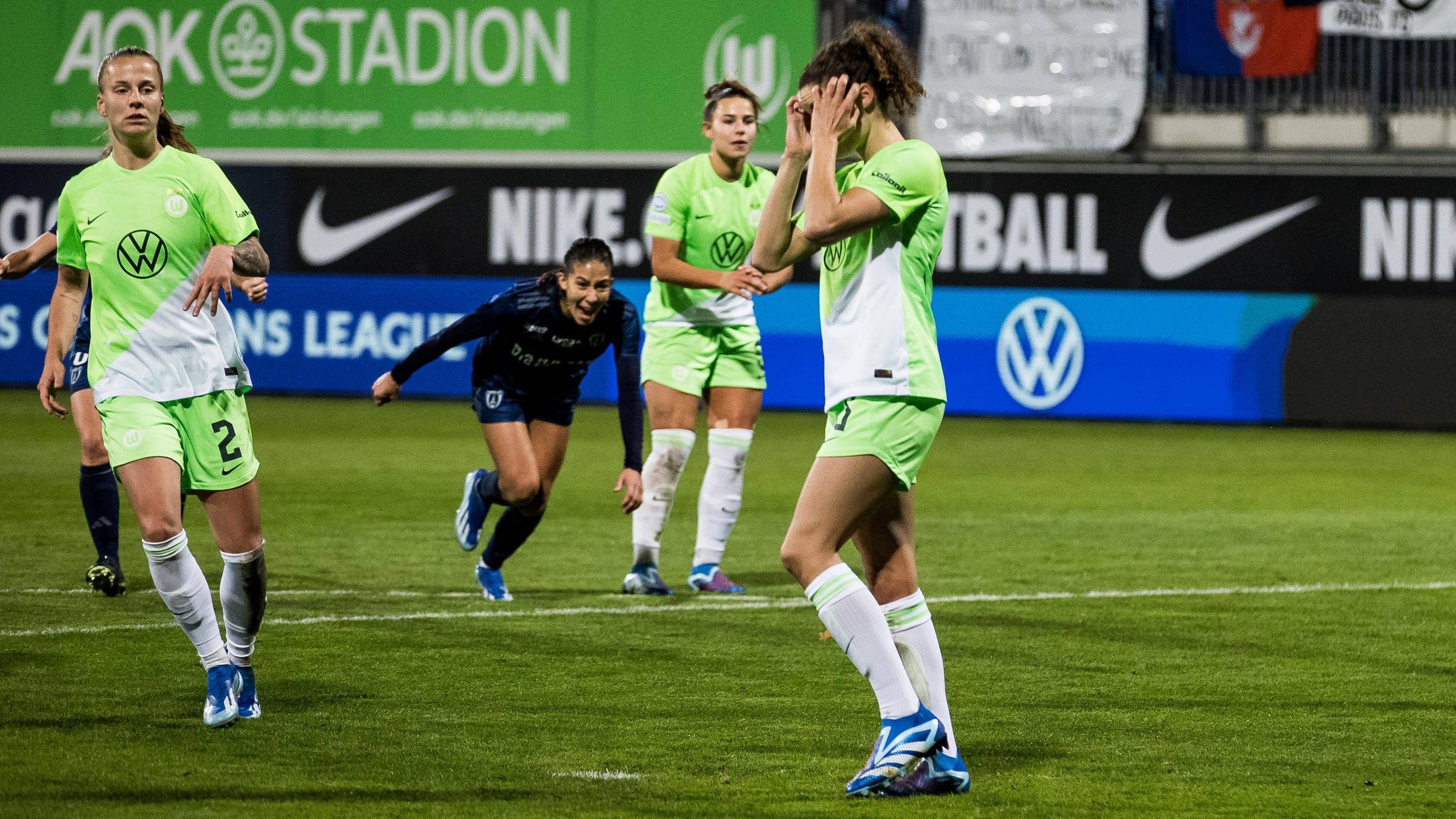 Dominique Janssen ärgert sich nach verschossenem Elfmeter