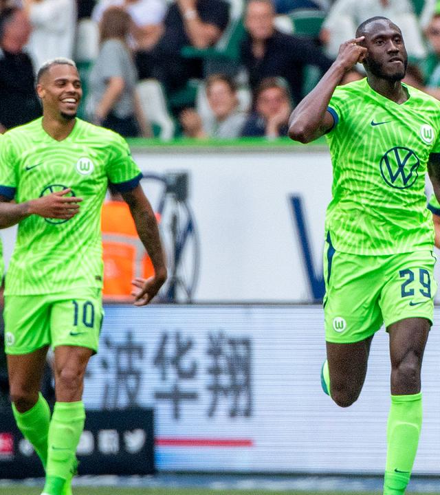 Josuha Guilavogui (VfL Wolfsburg 29), Lukas Nmecha (VfL Wolfsburg 10) und Team jubeln ueber das Tor zum 2:2 Ausgleich am 06.08.2022.