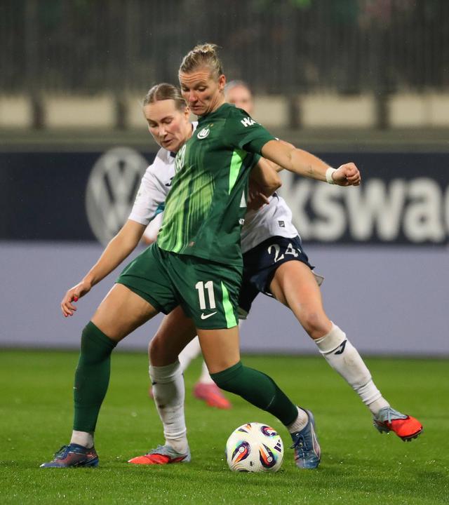Alexandra Popp (VfL Wolfsburg) befindet sich in einem Zweikampf mit Feli Delacauw (TSG 1899 Hoffenheim)