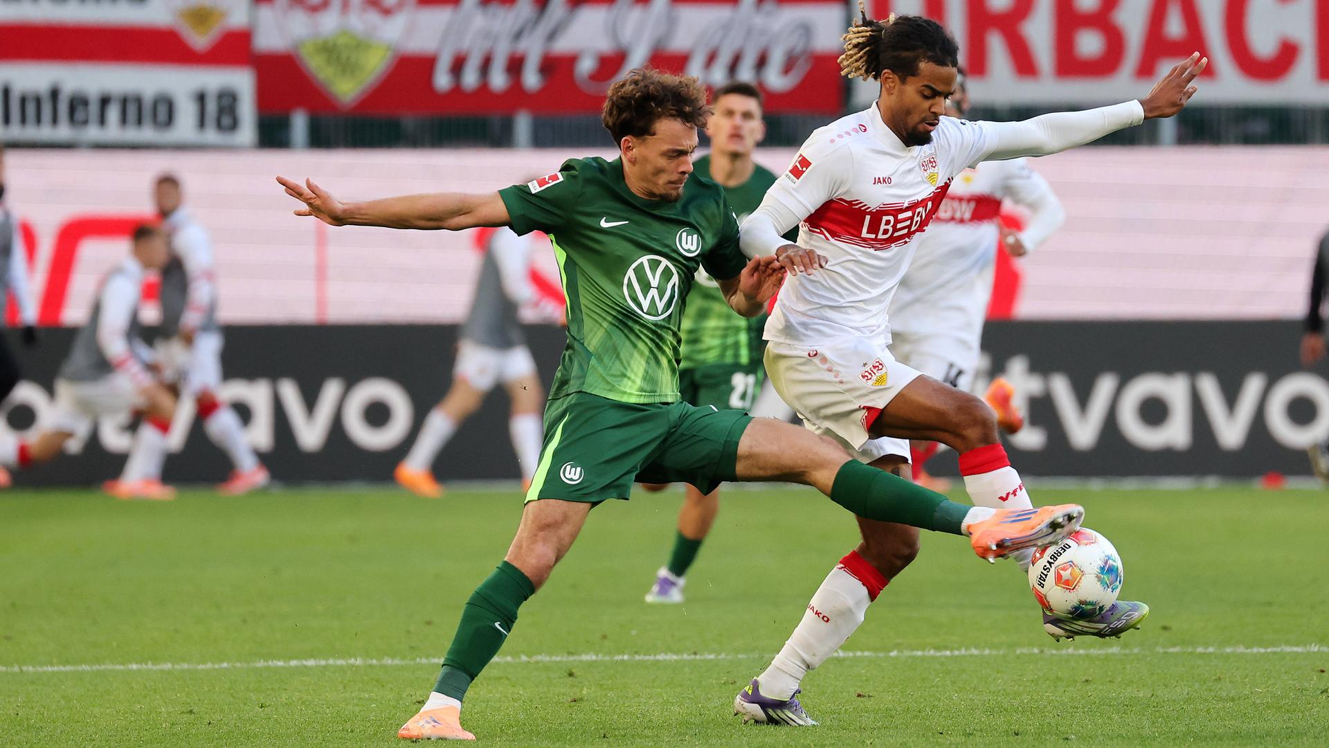 Aaron Zehnter (VfL) und Lorenz Assignon (VfB) kämpfen. 