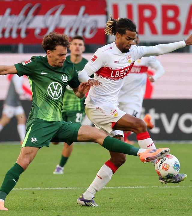 Aaron Zehnter (VfL) und Lorenz Assignon (VfB) kämpfen. 