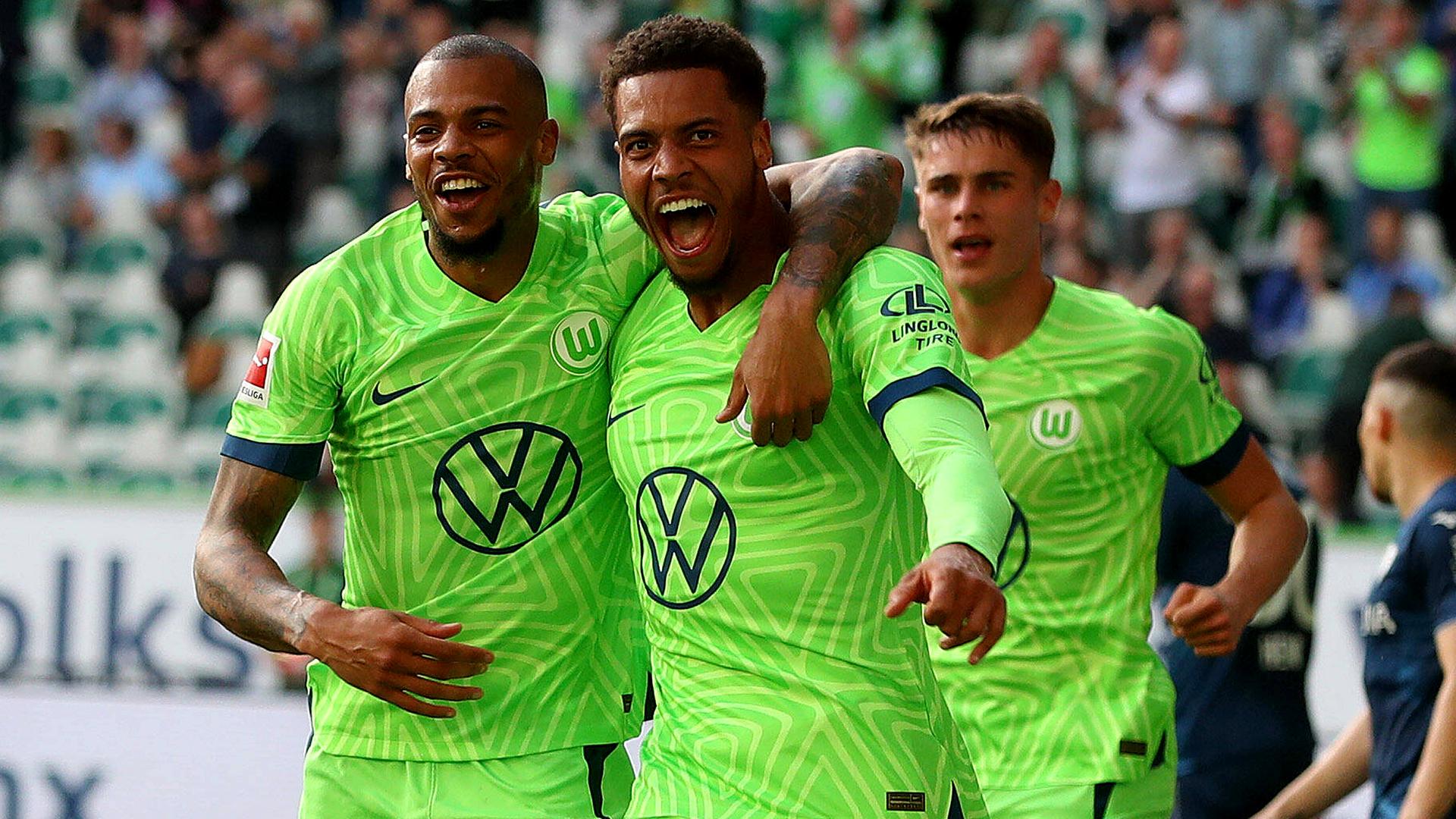 Felix Nmecha (VfL Wolfsburg) jubelt mit Lukas Nmecha (VfL Wolfsburg) nach seinem Tor zum 1:0 Wolfsburg und 29.10.2022.