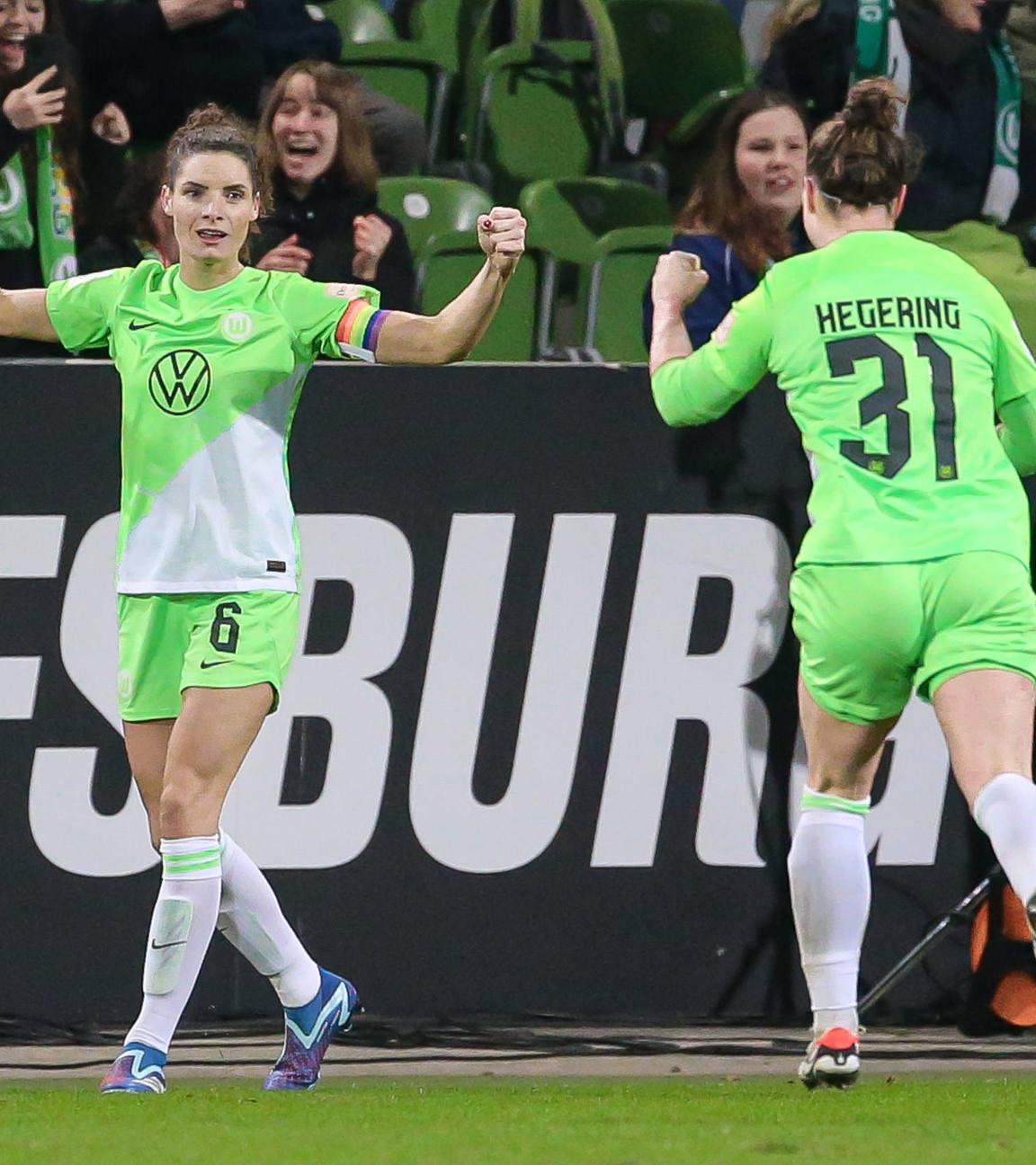 Dominique Janssen und Marina Hgering feiern das Tor für den VfL Wolfsburg