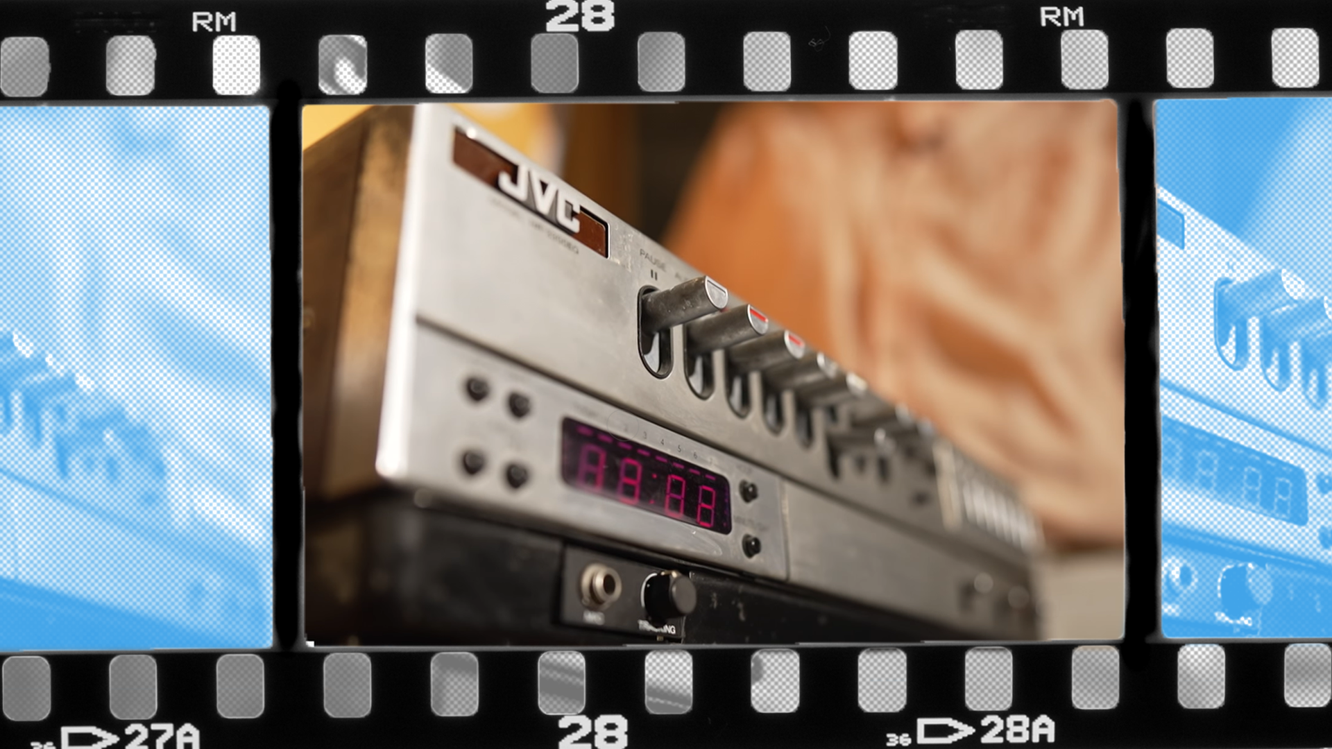 Ein VHS- rekorder, Videokassetten und jede Menge Bandsalat