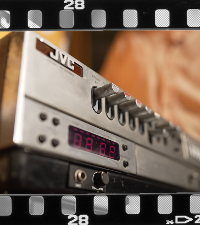 Ein VHS- rekorder, Videokassetten und jede Menge Bandsalat