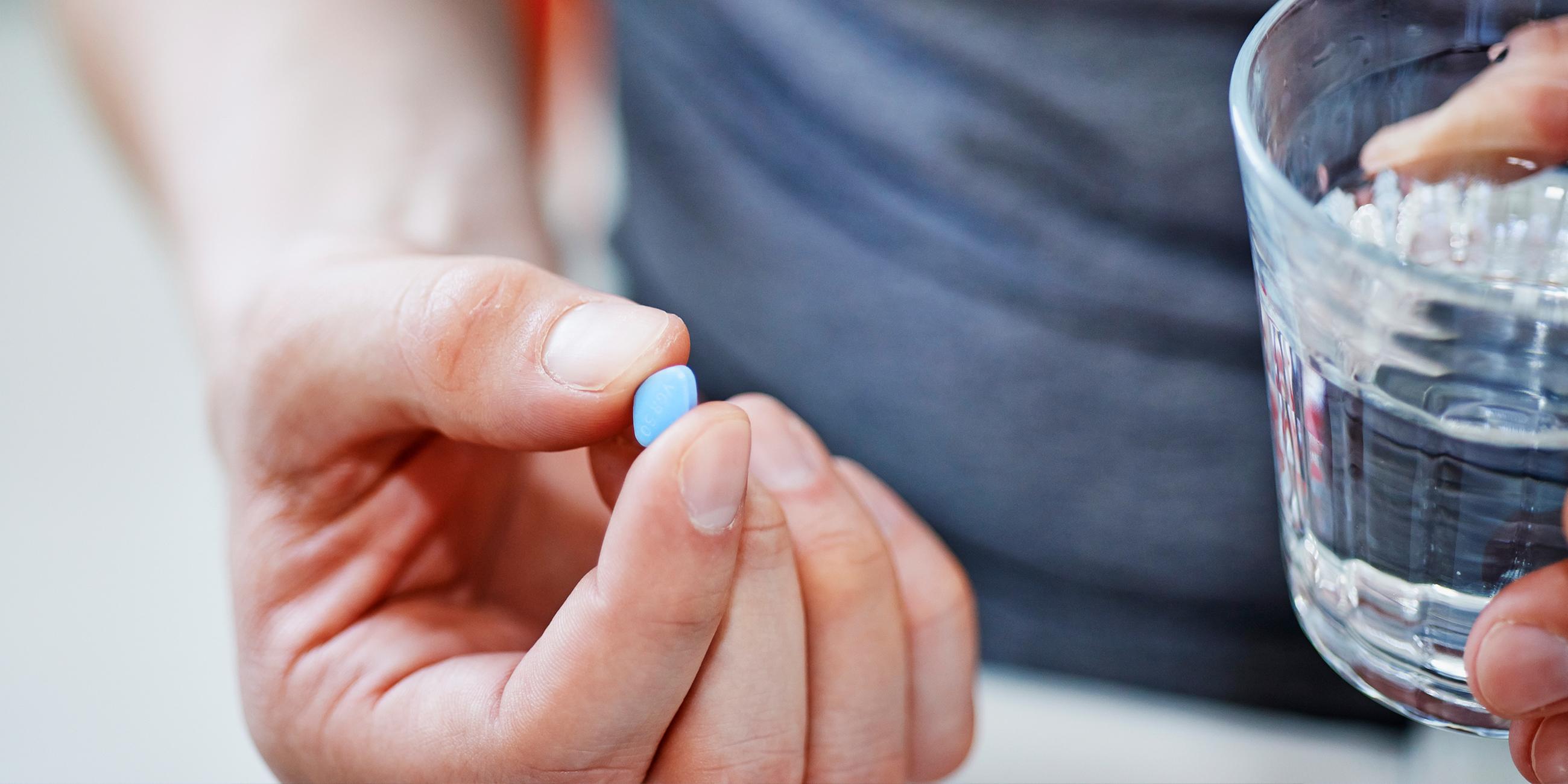 Typical: Ein Mann hält eine Viagra Tablette in der Hand