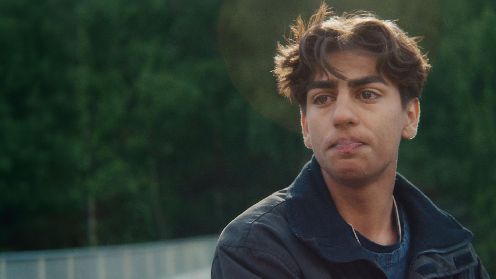 "After Benjamin: Victor": Nahaufnahme: Elias (Sam Ashraf) befindet sich im Freien und weint.