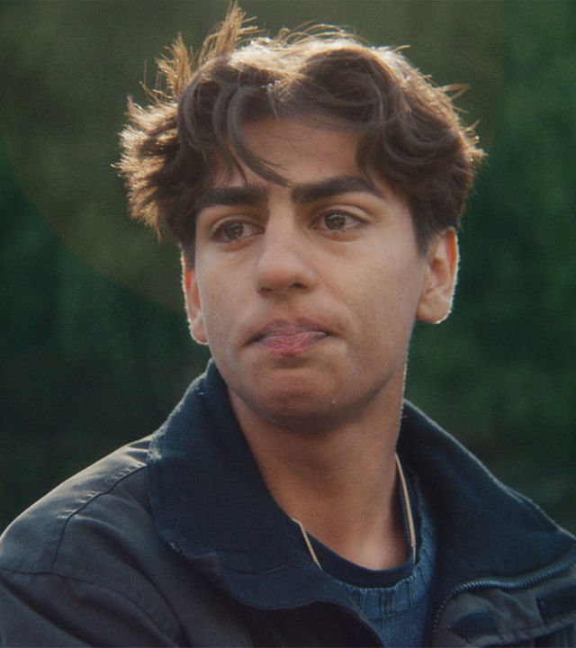 "After Benjamin: Victor": Nahaufnahme: Elias (Sam Ashraf) befindet sich im Freien und weint.