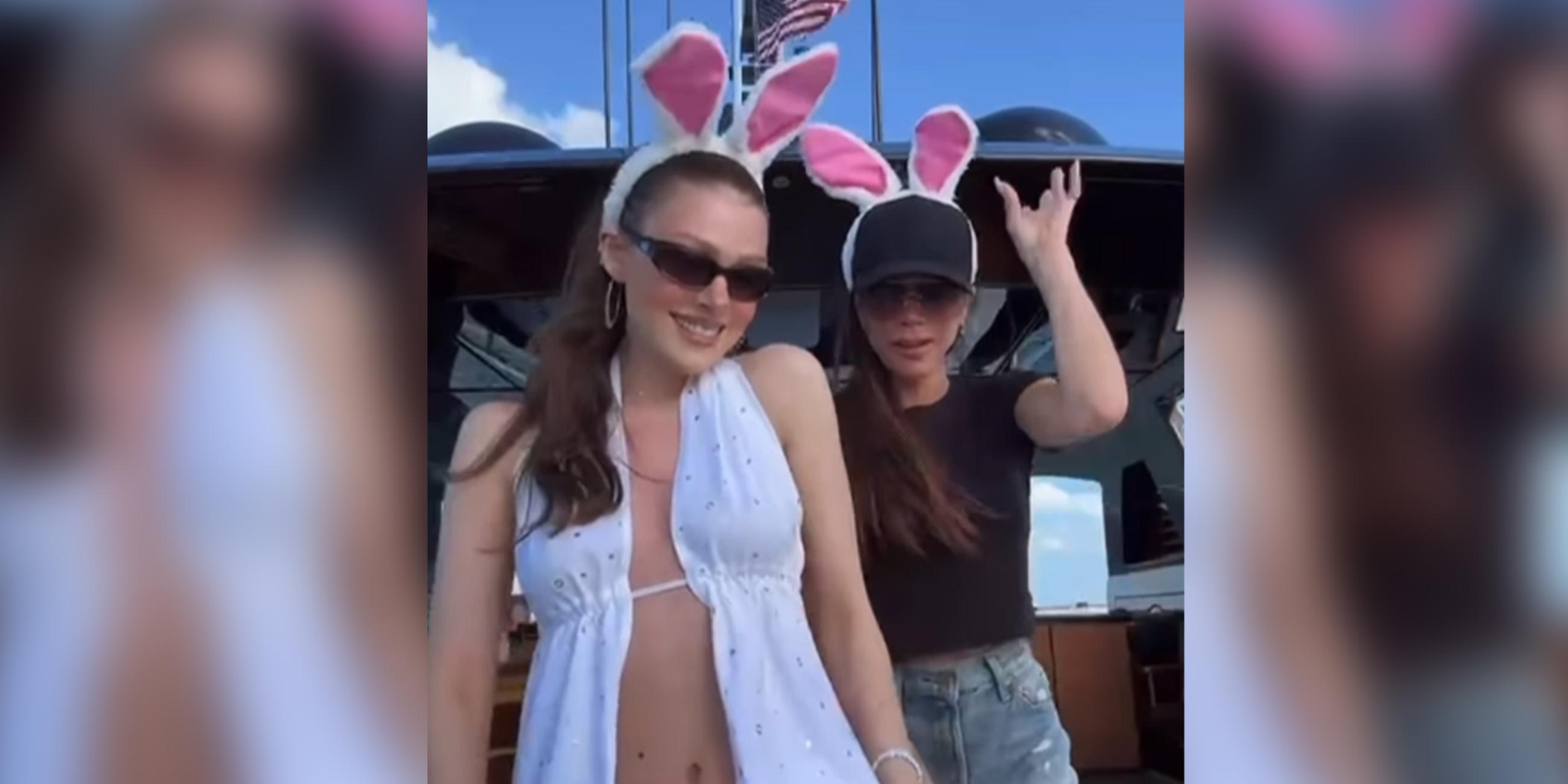 Zu Ostern lassen es Victoria Beckham und Schwiegertochter Nicola Peltz-Beckham krachen: Auf Instagram zeigen sich die beiden mit Hasenohren tanzend auf einem Boot.