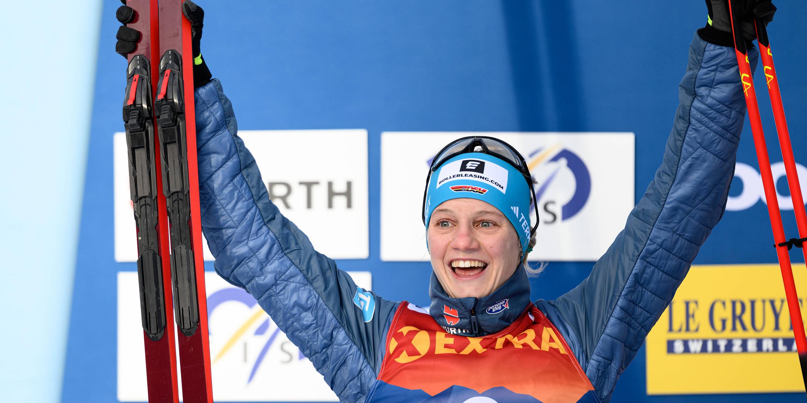 Victoria Carl bejubelt ihren zweiten Platz beim Skilanglauf