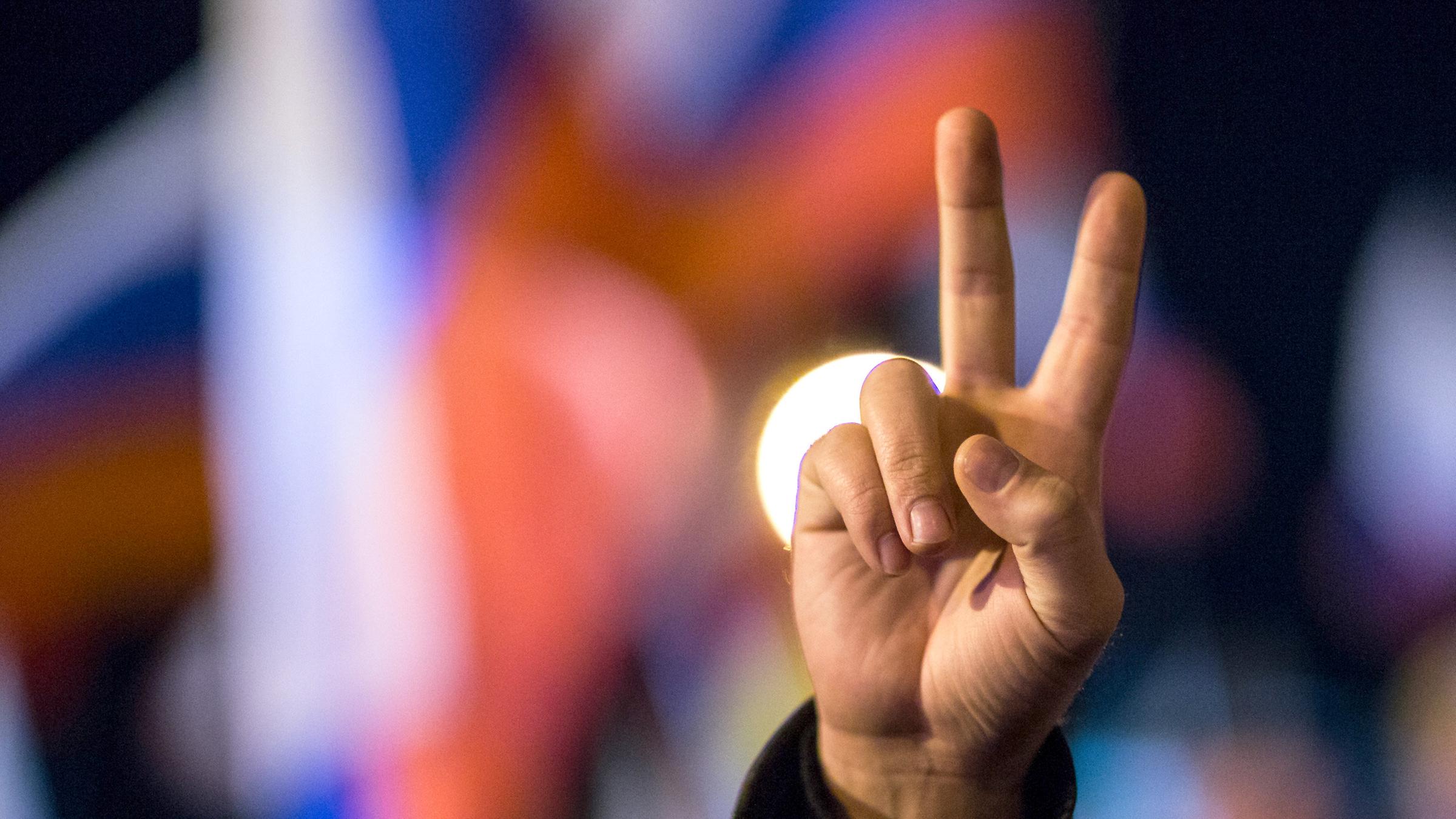 Zwei Finger formen Victory-Zeichen