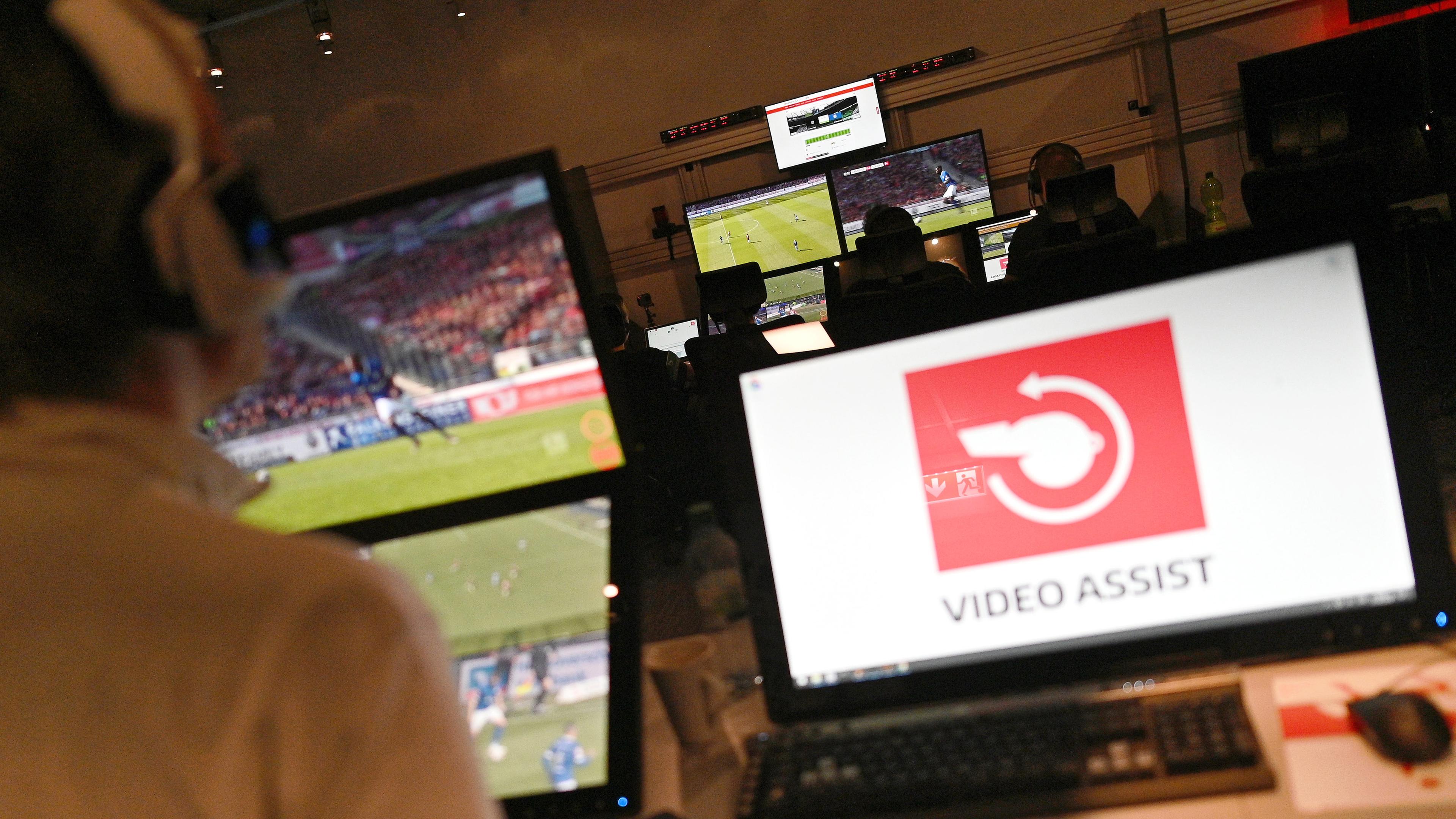 Das Video-Assist-Center während eines Bundesligaspiels