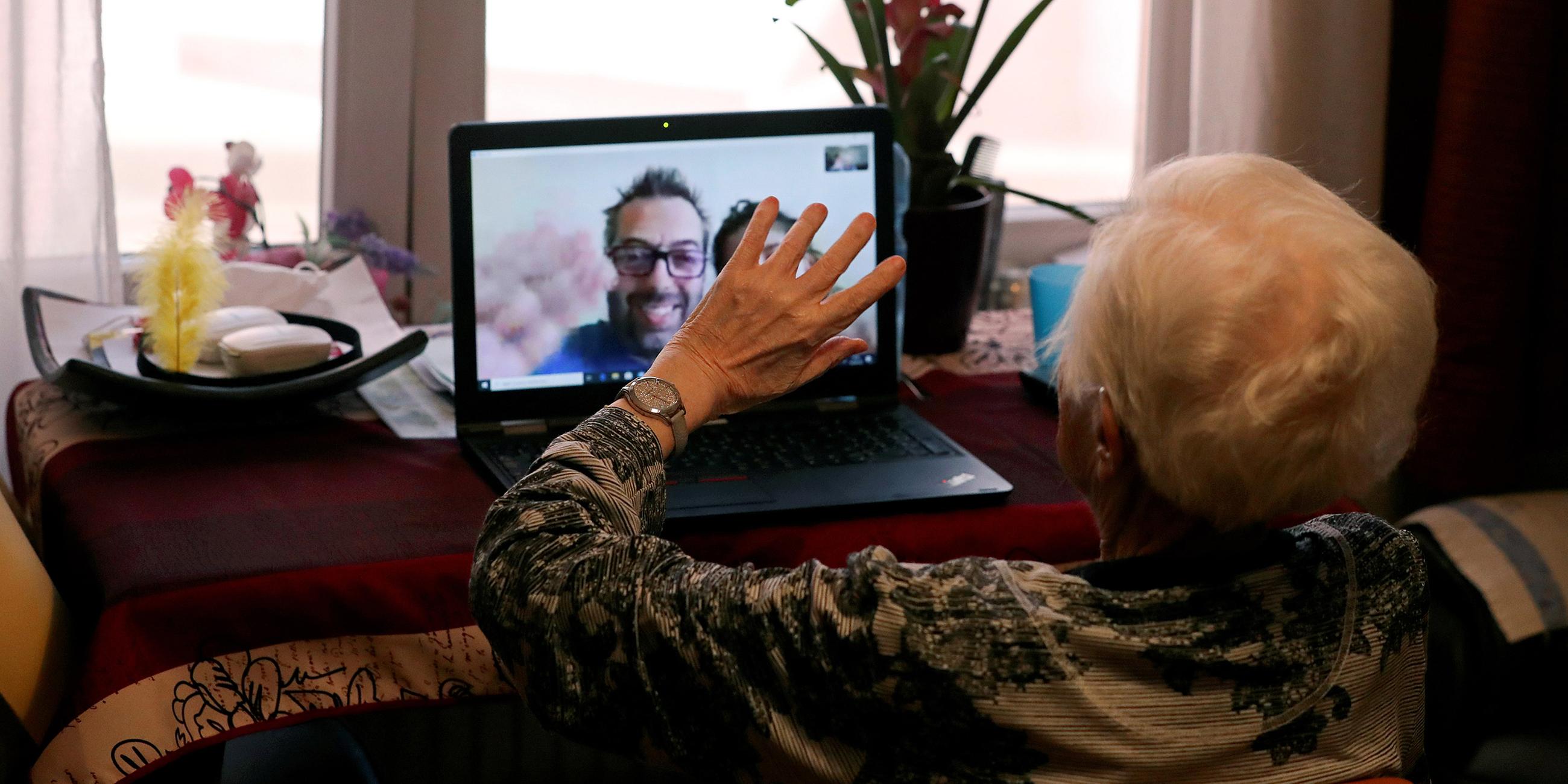 Archiv: Ältere Frau hält über Videotelefonie Kontakt zu Verwandten.