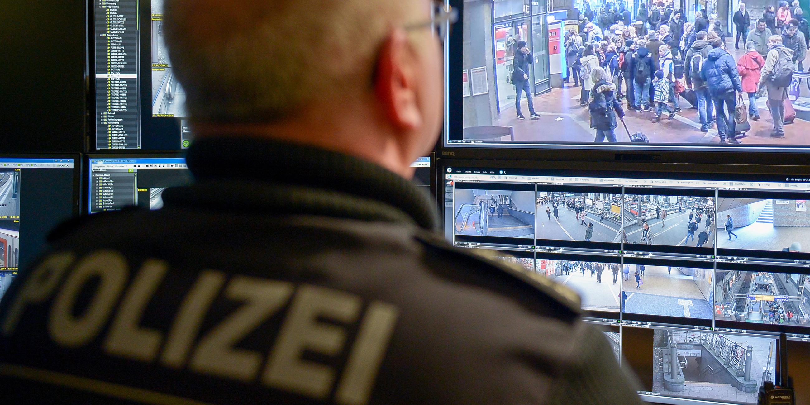 Archiv: Ein Beamter der Bundespolizei arbeitet an einem Videoarbeitsplatz, auf dessen Monitoren Live-Bilder von Überwachungskameras zu sehen sind