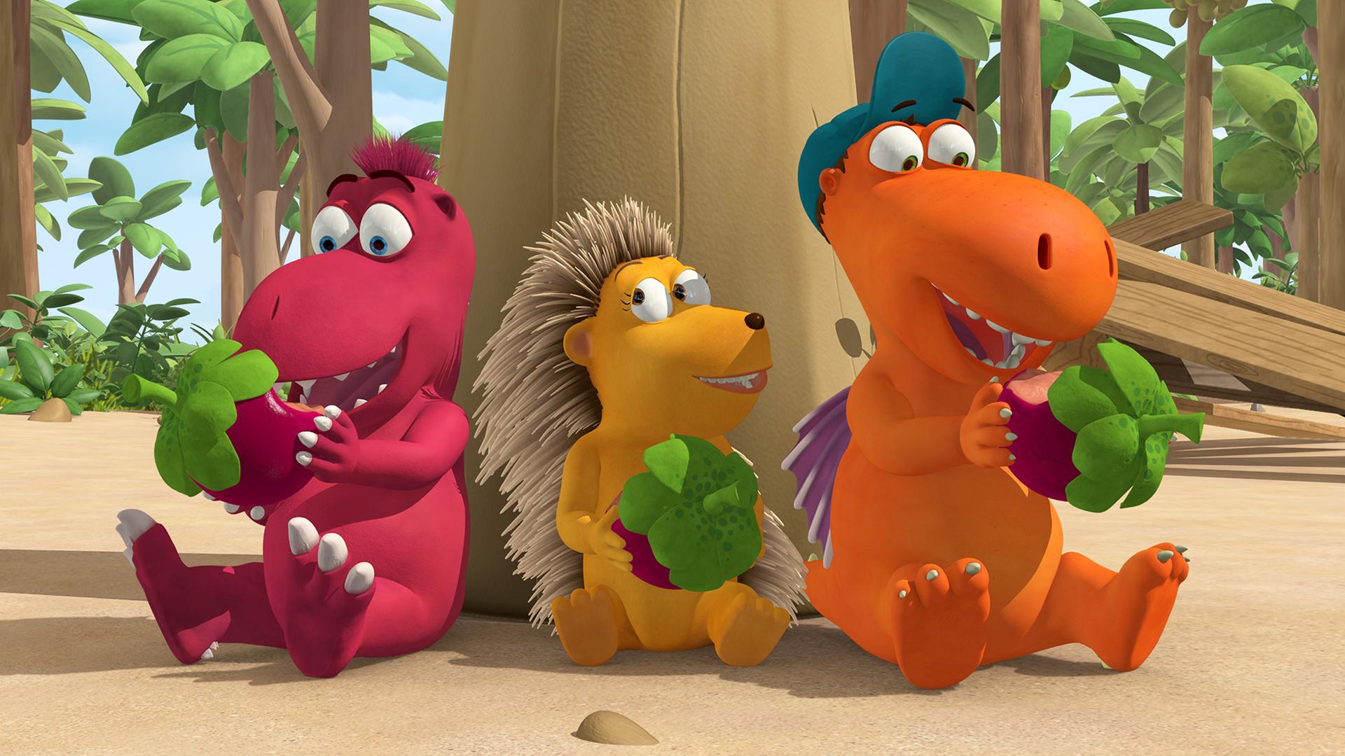 Von links nach rechts: Oskar, Mathilda und Kokosnuss sitzen an einen Baum gelehnt und naschen von roten Früchten.