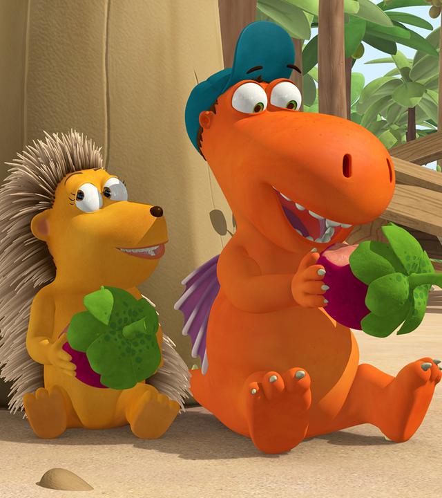 Von links nach rechts: Oskar, Mathilda und Kokosnuss sitzen an einen Baum gelehnt und naschen von roten Früchten.