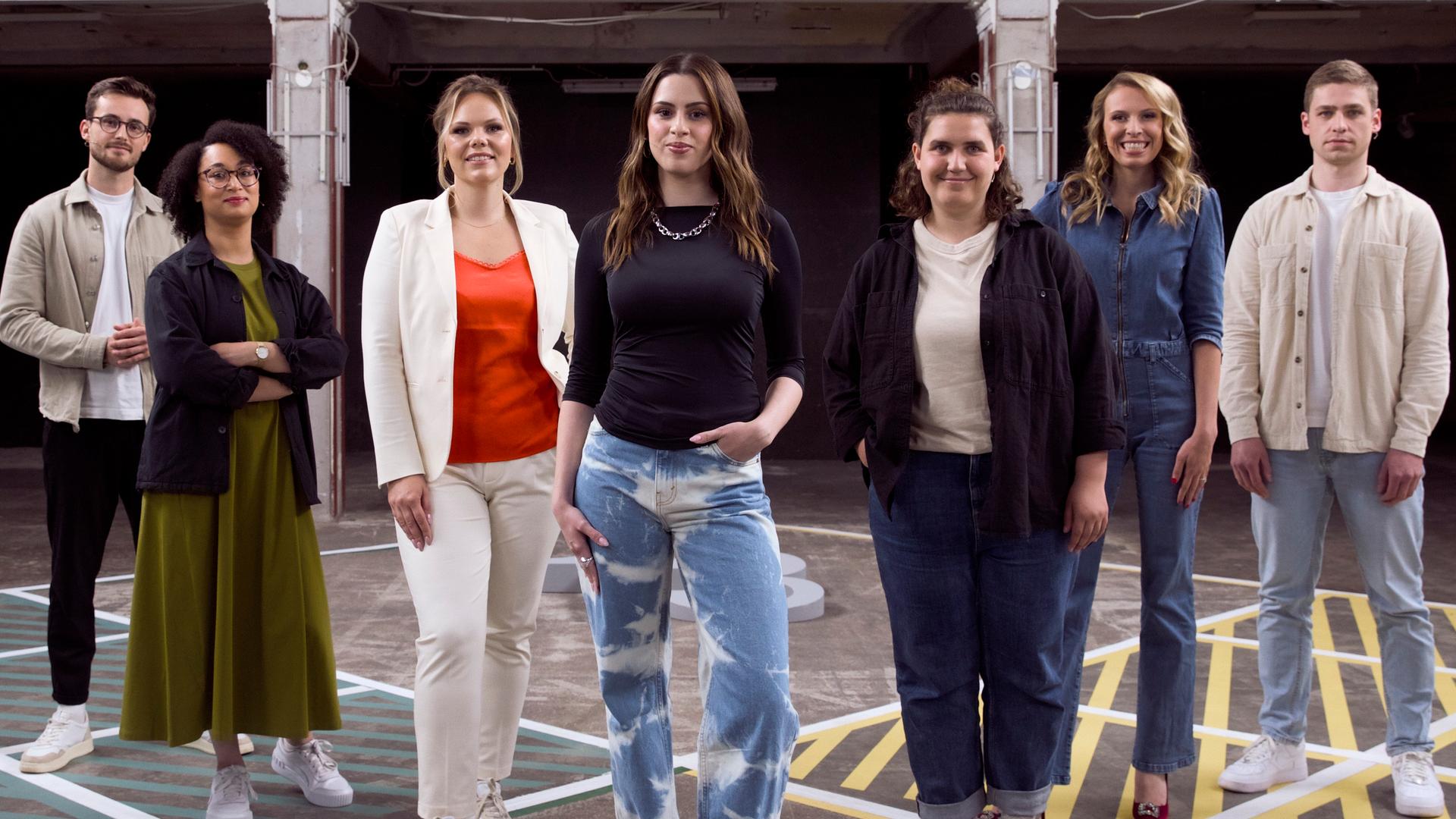 Die Moderatorin Salwa Houmsi steht mit ihren sechs Gästen auf dem 13-Fragen-Spielfeld.