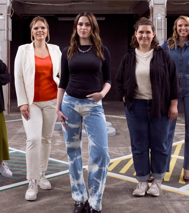 Die Moderatorin Salwa Houmsi steht mit ihren sechs Gästen auf dem 13-Fragen-Spielfeld.