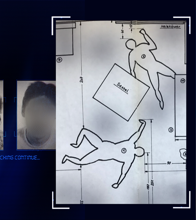 Tatortskizze der Polizei. Zwei Körper auf dem Boden liegend sind eingezeichnet. Im Hintergrund in klein weitere Bilder aus der Polizeiakte. Links daneben: Lichtschematische Darstellung eines Fingerabdrucks