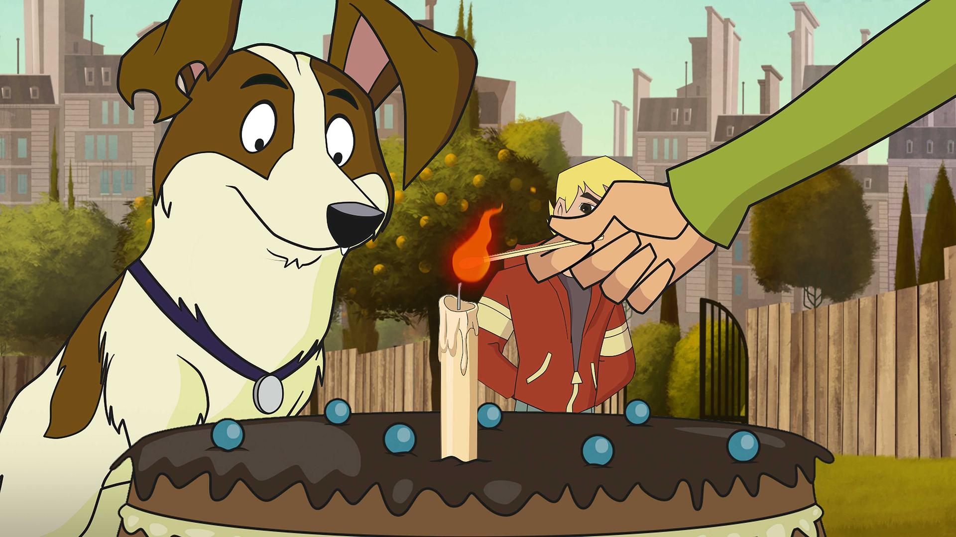 Dandy sitzt vor seinem Kuchen und schaut lächelnd auf die brennende Kerze.