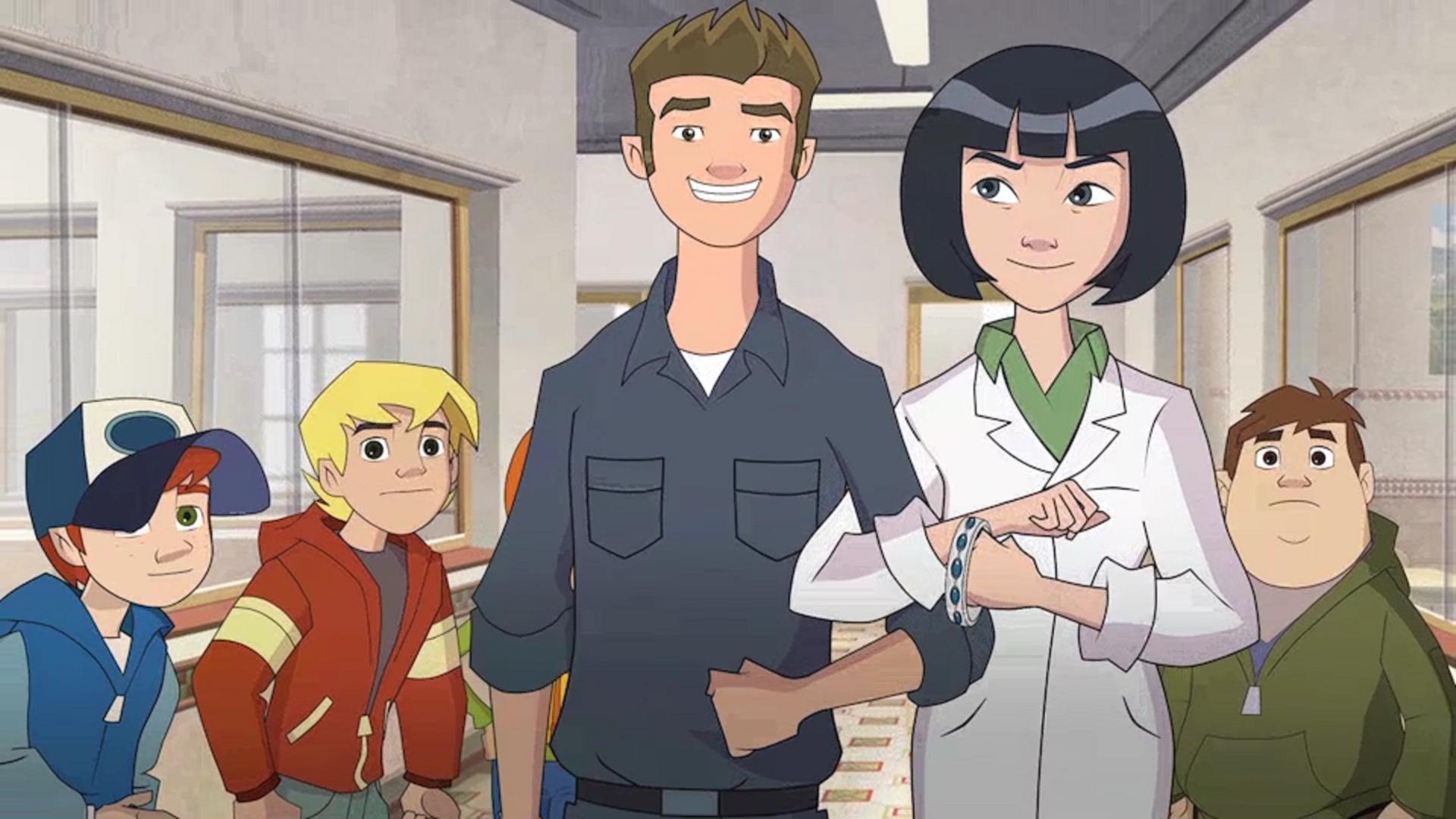 Die Lehrerin läuft mit dem Arm beim Hausmeister eingehakt durch den Schulflur und trägt das silberne Armband in der Hand. Die Detektive gucken sie skeptisch an.