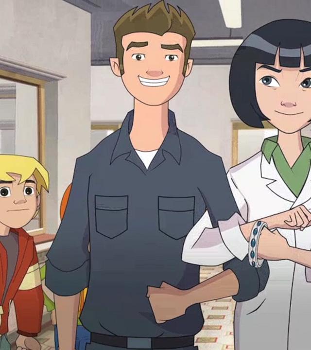 Die Lehrerin läuft mit dem Arm beim Hausmeister eingehakt durch den Schulflur und trägt das silberne Armband in der Hand. Die Detektive gucken sie skeptisch an.