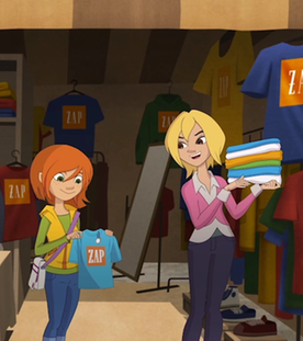 Steffi schaut sich am Flohmarktstand ein T-Shirt genauer an. Die Verkäuferin steht mit einem Stapel Shirts auf dem Arm daneben.