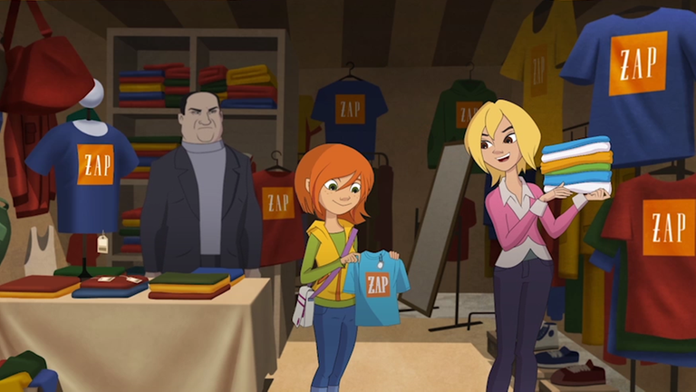 Steffi schaut sich am Flohmarktstand ein T-Shirt genauer an. Die Verkäuferin steht mit einem Stapel Shirts auf dem Arm daneben.