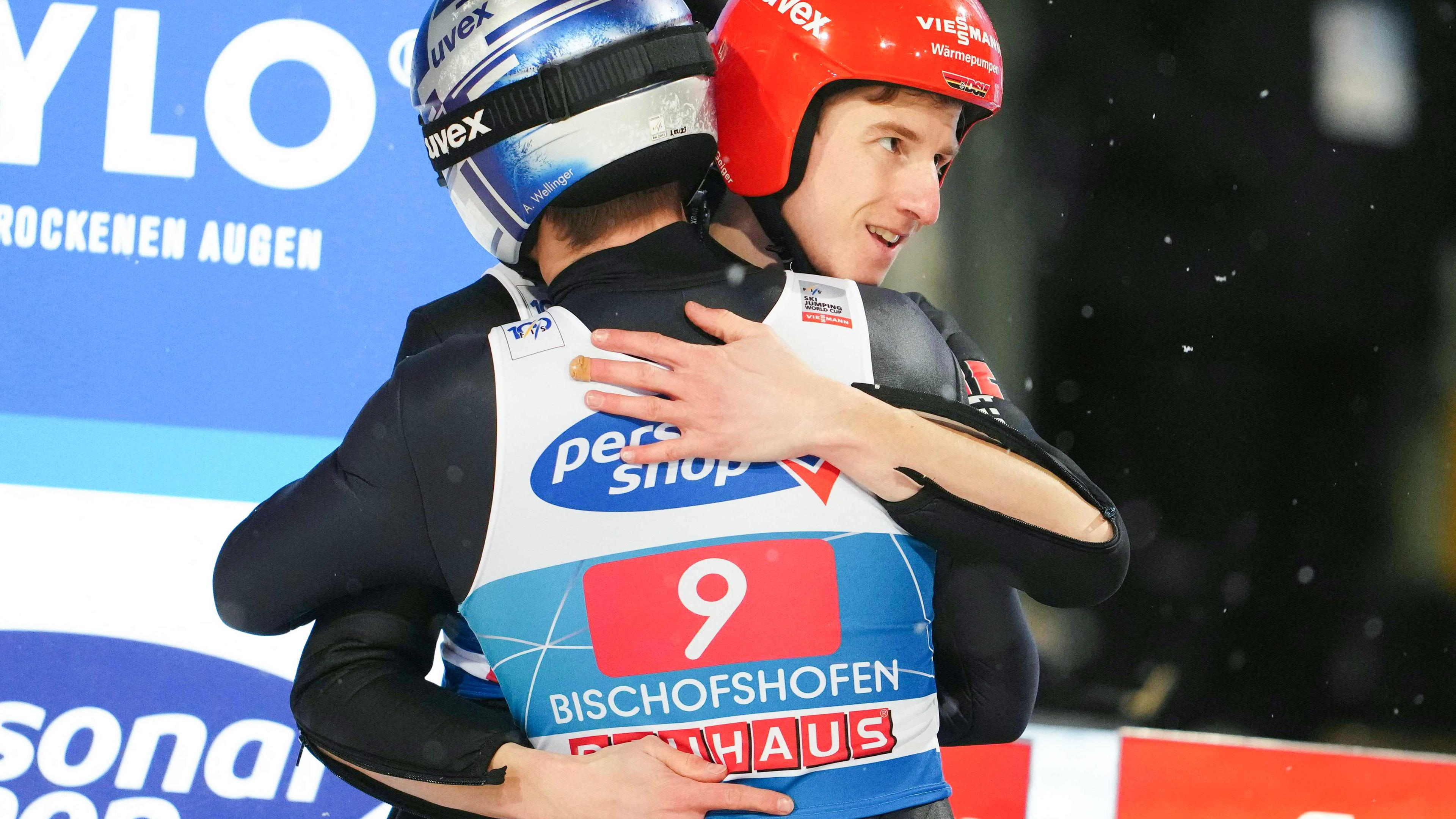 Andreas Wellinger und Karl Geiger umarmen sich nach dem zweiten Sprung der vierten Etappe der Vierschanzentournee 