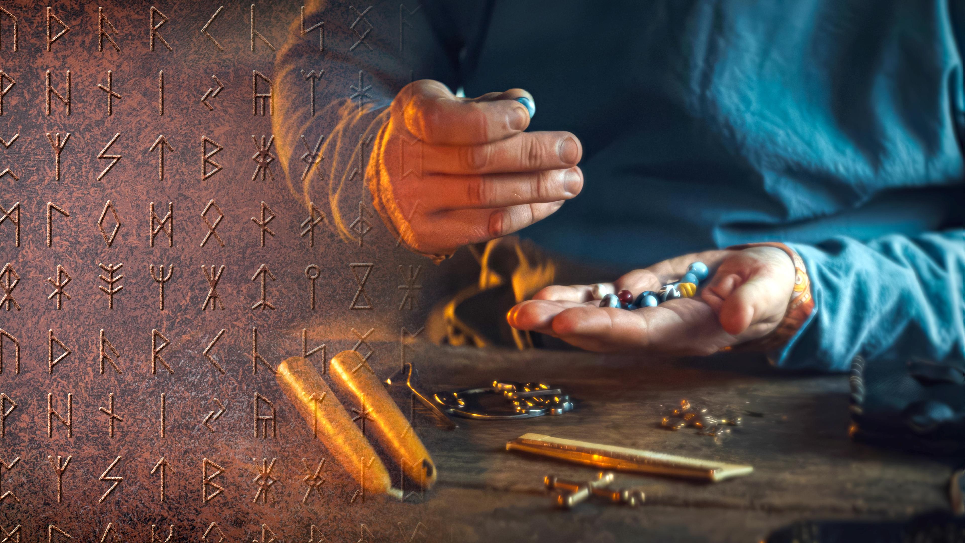 Montage: Links eine alte Tafel mit Wikingerrunen; Rechts die Hände einer Person beim Zählen von bunten Perlen.