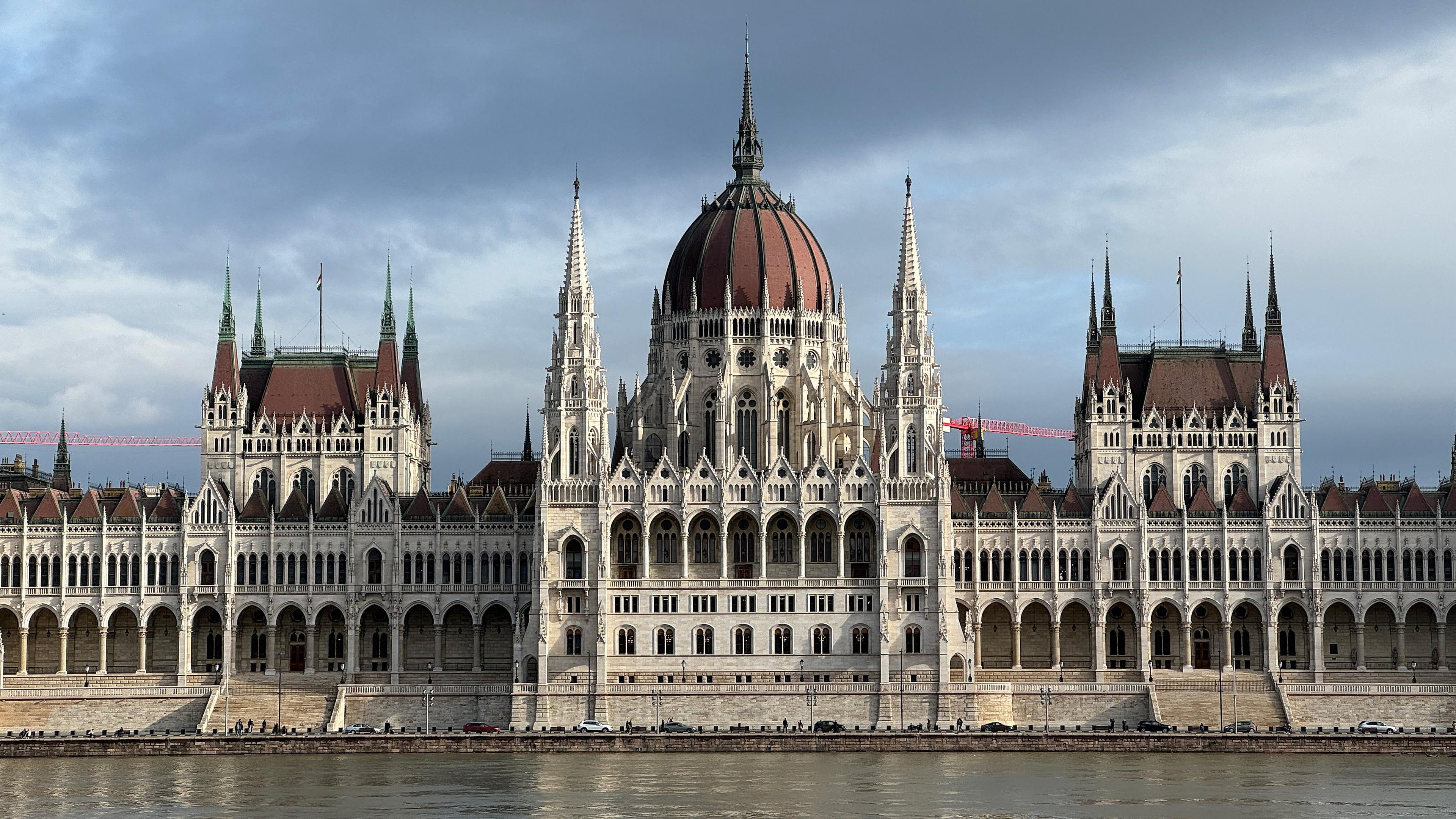 Das ungarische Parlamentsgebäude in Budapest, aufgenommen am 09.12.2023