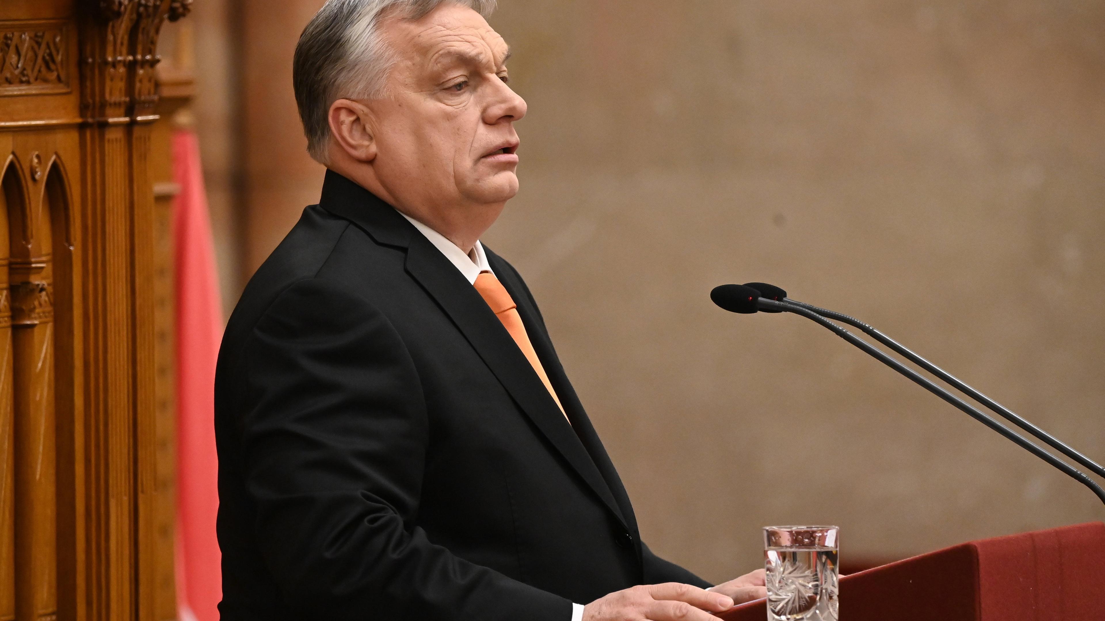 Der ungarische Präsident Viktor Orbán eröffnet an einem Rednerpult eine Sitzung des Parlaments in Ungarn.