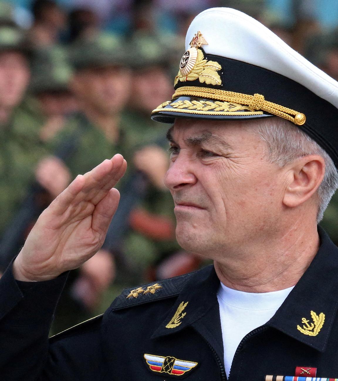 Kommandeur der russischen Schwarzmeerflotte, Vizeadmiral Viktor Sokolov, salutiert während einer Zeremonie in Sewastopol