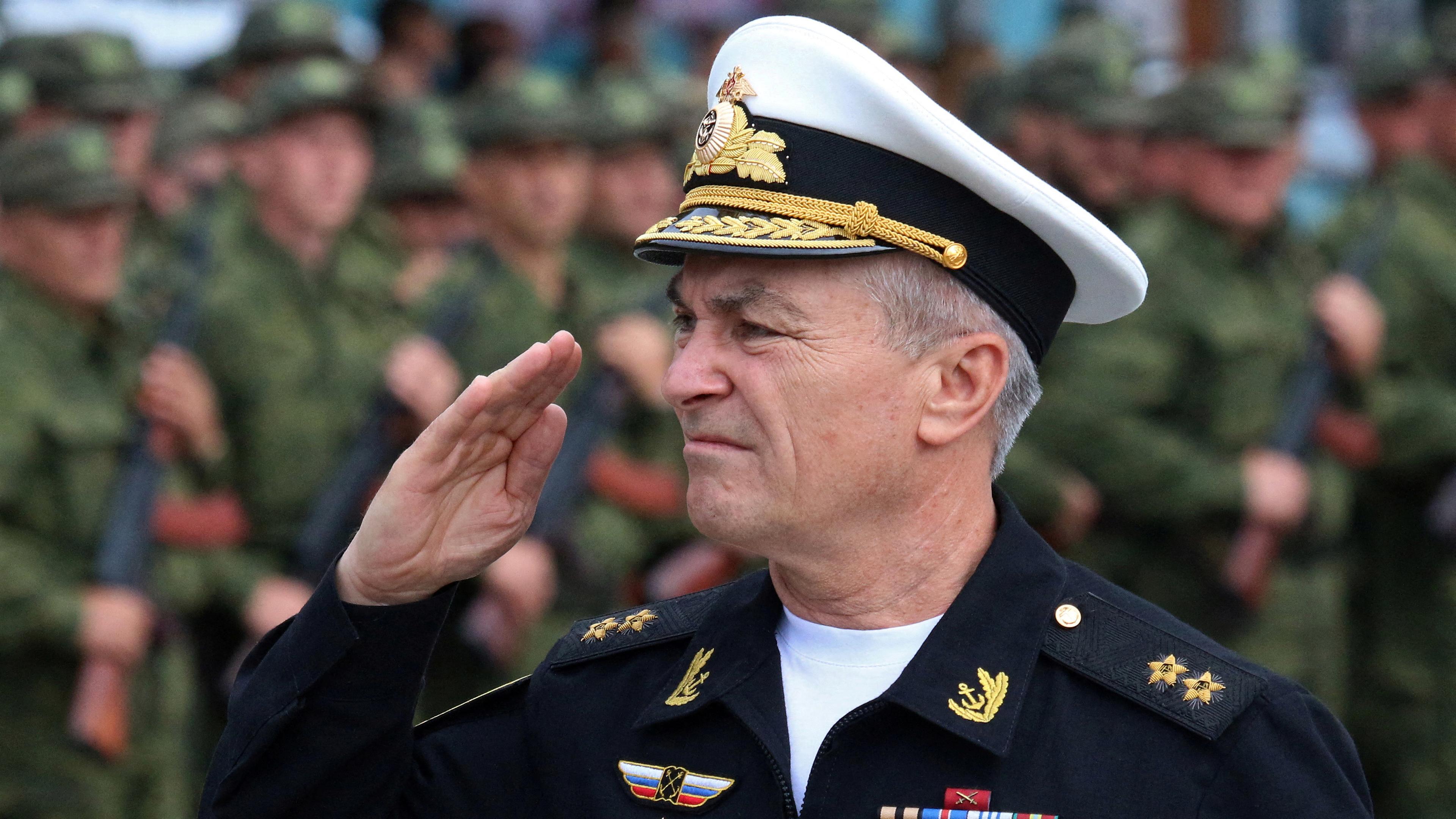 Kommandeur der russischen Schwarzmeerflotte, Vizeadmiral Viktor Sokolov, salutiert während einer Zeremonie in Sewastopol