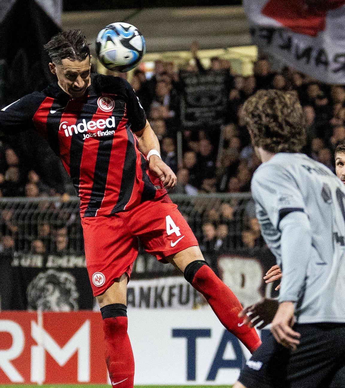 Robin Koch (Eintracht Frankfurt) bereitet den 1:0 Treffer durch Ellyes Skhiri vor am 01.11.2023.