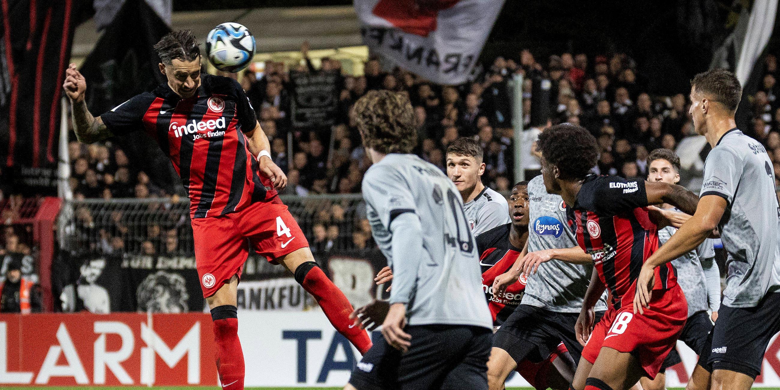 Robin Koch (Eintracht Frankfurt) bereitet den 1:0 Treffer durch Ellyes Skhiri vor am 01.11.2023.
