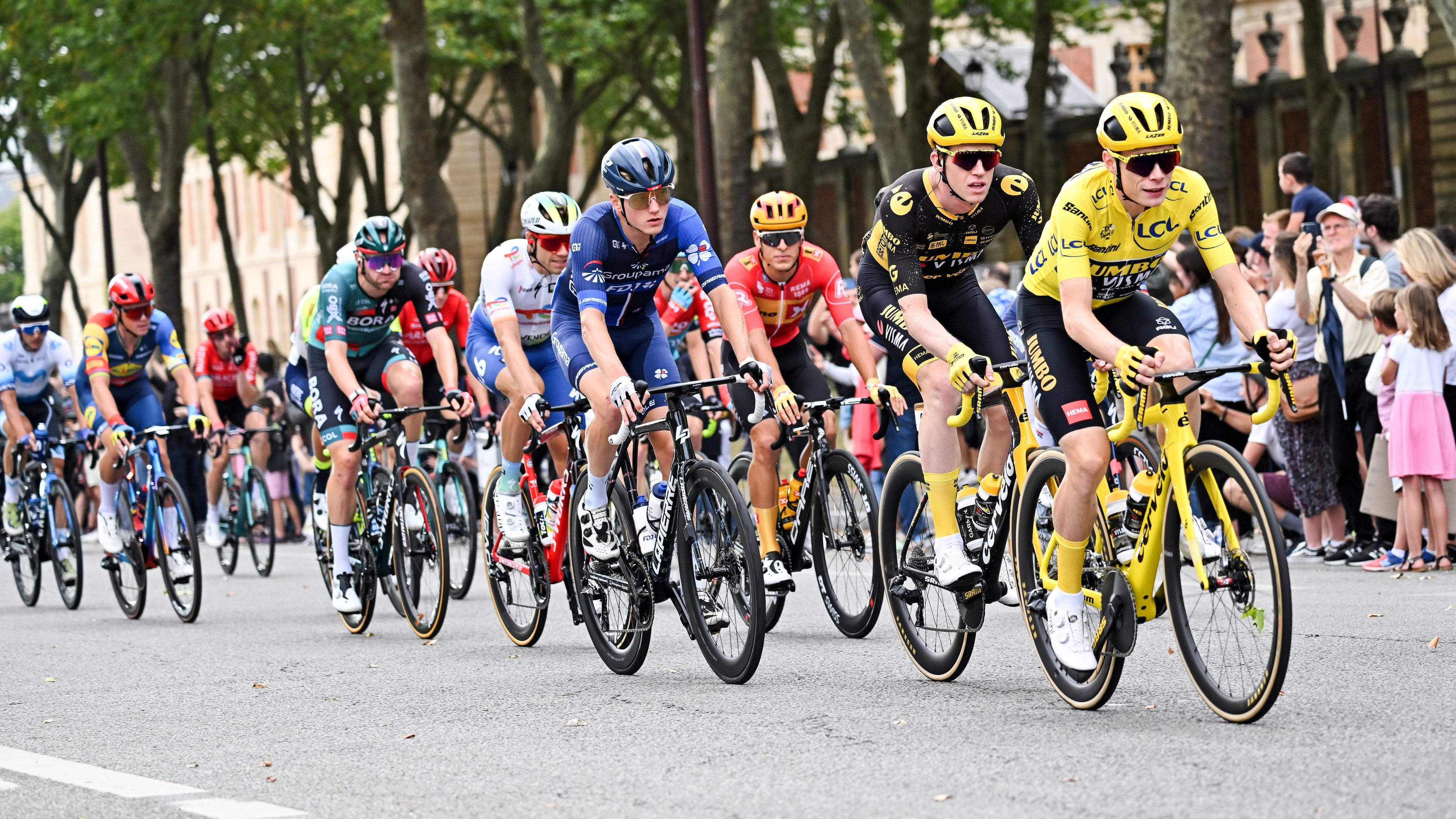Jonas Vingegaard fährt vor Nathan Van Hooydonck und weiteren Fahrer bei der 21. Etappe der Tour de France in Paris